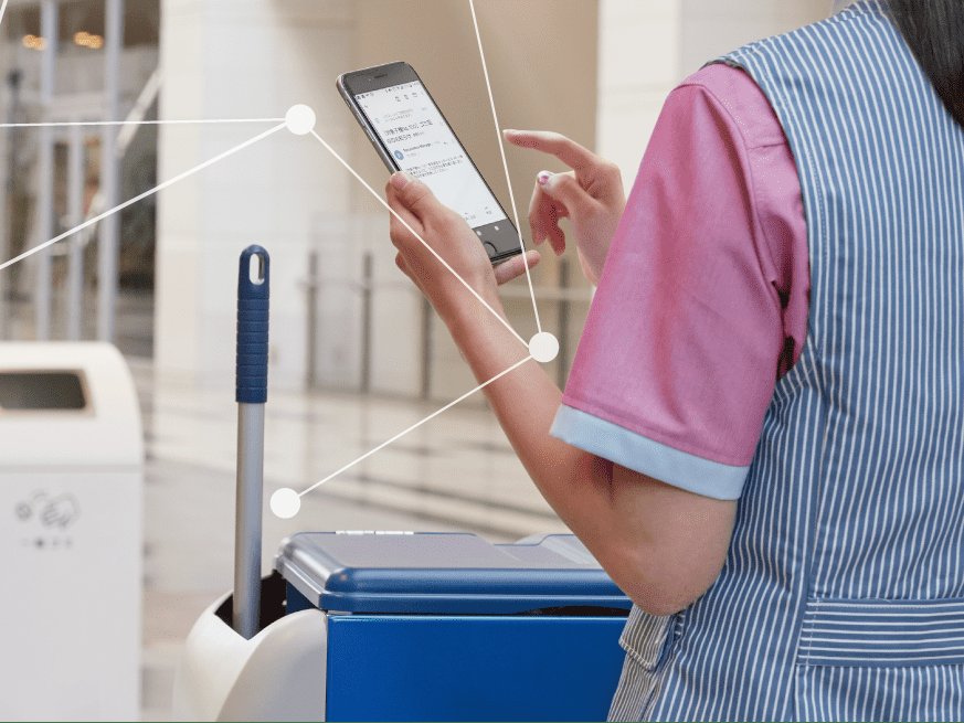 清掃スタッフがスマートフォンで回収の通知を確認している様子